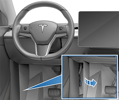 발밑 공간에서 분리 중인 커버를 표시하는 확대도.