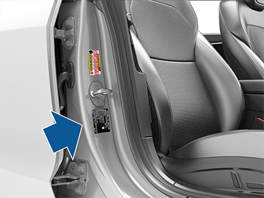 箭头指向车门柱上的标签。