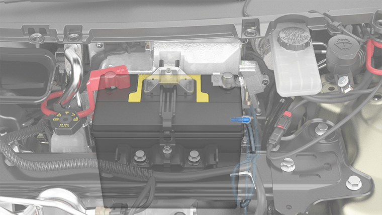Primer plano de la batería de plomo-ácido de baja tensión con la manguera del tubo de ventilación resaltada