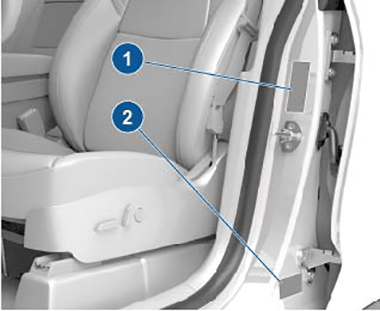 Două etichete pe coloana centrală a portierei, care indică greutatea pe care o poate transporta vehiculul