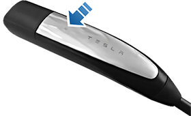 充電纜線，箭咀指向按鈕。