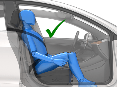 une personne assise les pieds posés au sol et une coche verte