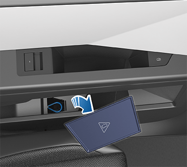 La porte arrière représentée de l'intérieur avec une flèche montrant comment la doublure de la poche de rangement est retirée