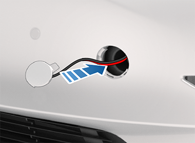 箭头指示安装牵引环盖板。