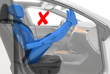 Falsch im Fahrzeug sitzende Person mit Füßen auf dem Armaturenbrett