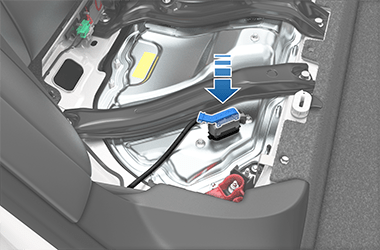 Flecha que muestra la instalación del conector
