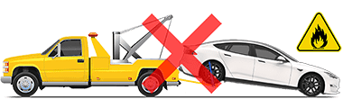 一辆前轮着地、后轮被牵引车升起的 Model S，以及一个红色“X”，表示不应执行该操作。