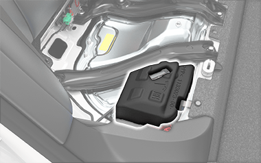 Primer plano de la cubierta de espuma negra bajo el asiento del acompañante trasero