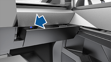 글로브박스 개방 상태에서 보이는 USB-A 드라이브