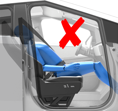 Une personne mal assise sur un siège de véhicule avec le dossier en position couchée