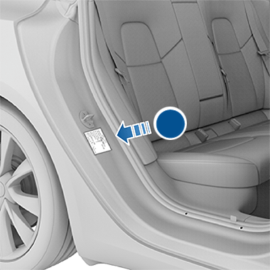 箭头指向车门柱上的标签。