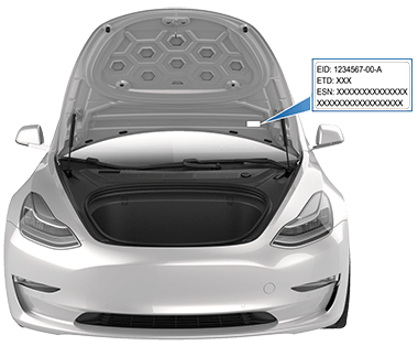 前备箱打开，箭头指示前备箱下方的标签位置