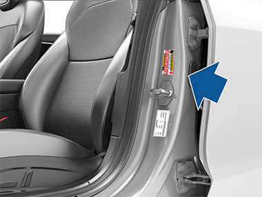 Etiqueta en el pilar central de la puerta