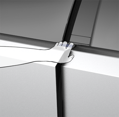 청색으로 강조된 상단 가장자리를 잡아 운전석 도어를 여는 손의 근접 이미지