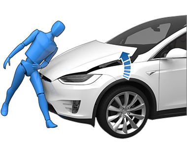 سيارة تصطدم بدمية شخص من المارة مع أسهم تشير إلى رفع غطاء المحرك.