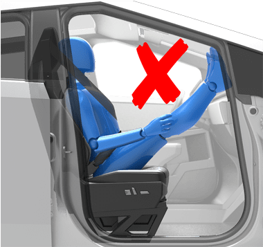 Une personne mal assise sur un siège de voiture avec les pieds sur le tableau de bord