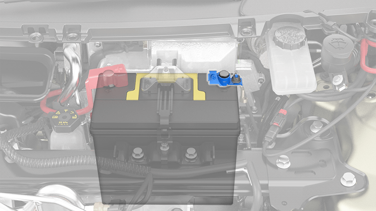 Primer plano de la batería de plomo-ácido de baja tensión con la abrazadera del terminal negativo (-) resaltada
