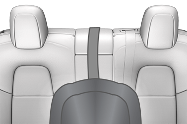 Correa colocada sobre el centro del asiento central