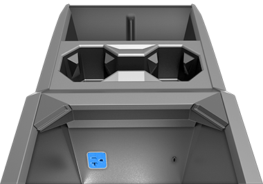 암레스트를 들어 올리면 센터 콘솔 보관함에 전원 콘센트가 보임