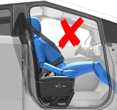 Une personne mal assise sur un siège de voiture avec les hanches à l’avant du coussin de siège