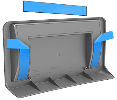 테이프를 상단에서 제거하고 양쪽에서 부분적으로 제거한 번호판 브래킷 뒷면.