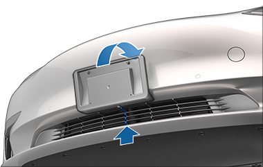 번호판 브래킷 상단을 범퍼에 누르도록 나타내는 화살표.