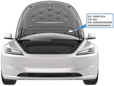 前备箱打开，箭头指示前备箱下方的标签位置