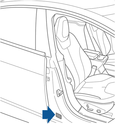 箭头指向车门柱上的标签。
