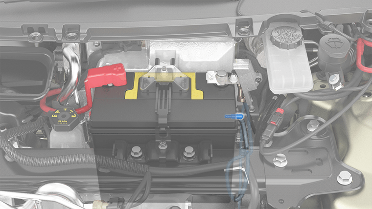 Primer plano de la batería de plomo-ácido de baja tensión con la manguera del tubo de ventilación resaltada