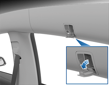 Percha sobre la ventanilla trasera con una flecha apuntando hacia afuera