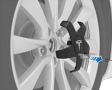 Retirada de la herramienta de tuercas de rueda para quitar la cubierta de tuercas de rueda