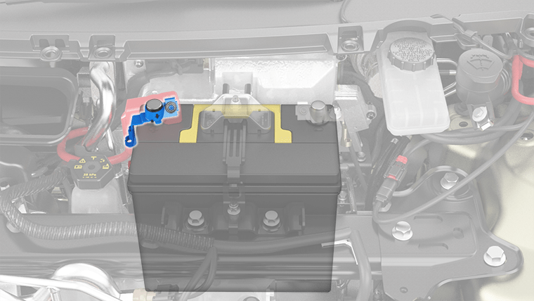 Primer plano de la batería de plomo-ácido de baja tensión con la abrazadera del terminal positivo (+) resaltada