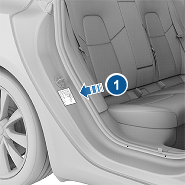 打开后排乘客车门可看到的产品铭牌