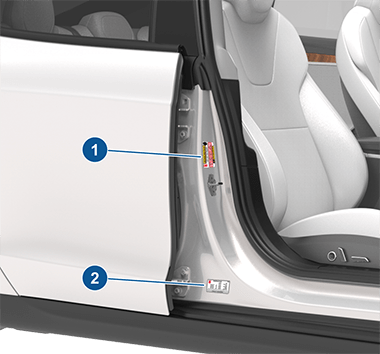 中门柱上的两个标签，指示车辆的承载重量