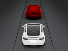 Näyttökuva Teslan edessä havaitusta ajoneuvosta, joka näkyy punaisena