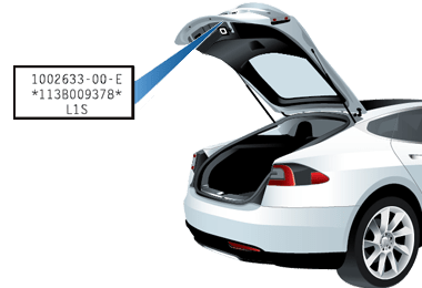 后备箱开启，箭头指示掀背车门上的标签